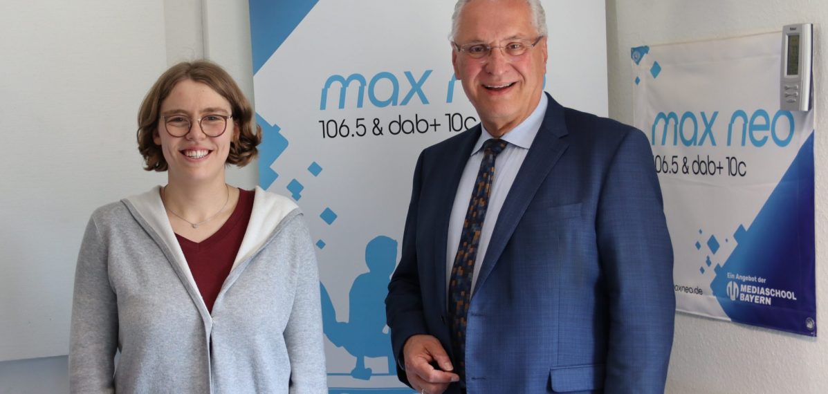 Das Foto zeigt Moderatorin Lena Schnelle mit dem bayerischen Innenminister Joachim Herrmann.