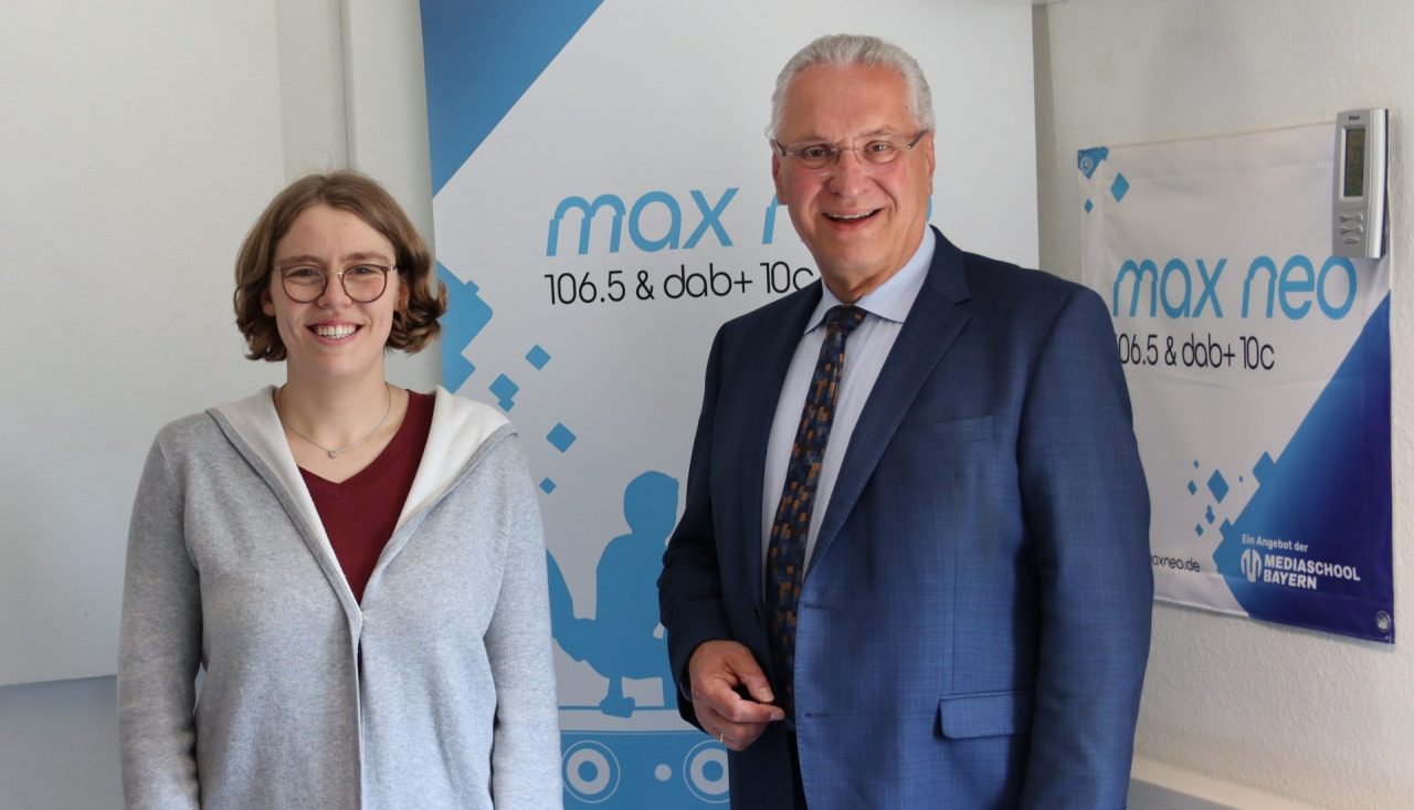 Das Foto zeigt Moderatorin Lena Schnelle mit dem bayerischen Innenminister Joachim Herrmann.