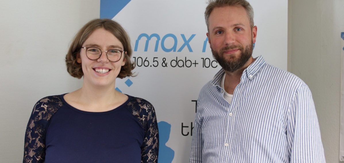 Das Foto zeigt Lena Schnelle und Stephan Mitesser im Porträt vor einem max neo Aufsteller.