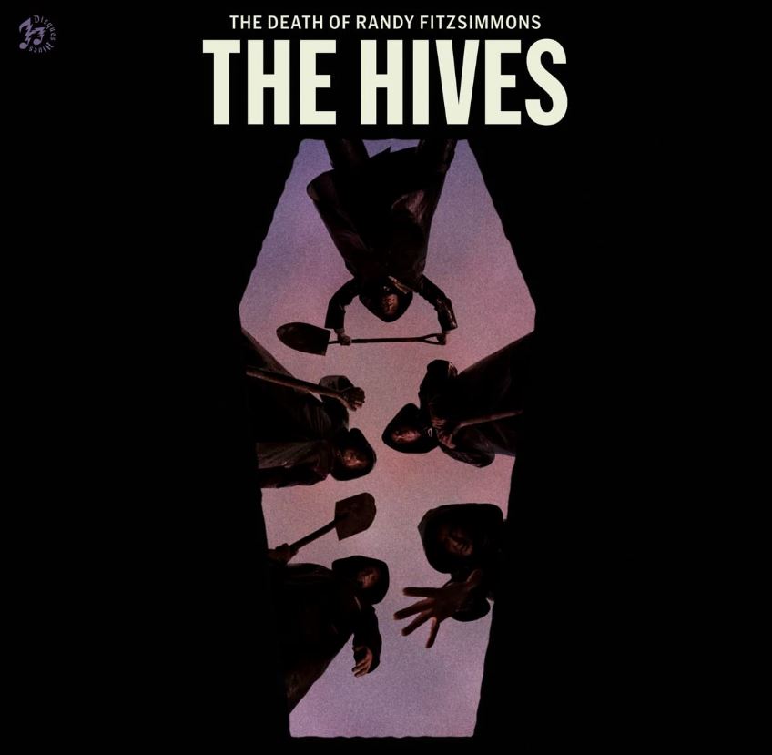 Das Albumcover "The Death Of Randy Fitzsimmons" von The Hives ist ein Foto aus der Perspektive von unter der Erde. Der größte Teil des Bildes ist schwarz. In der Mitte ist ein Ausschnitt einer Sarggröße zu sehen. Daraus gucken die Bandmitglieder mit Schaufeln auf die Kamera herab.