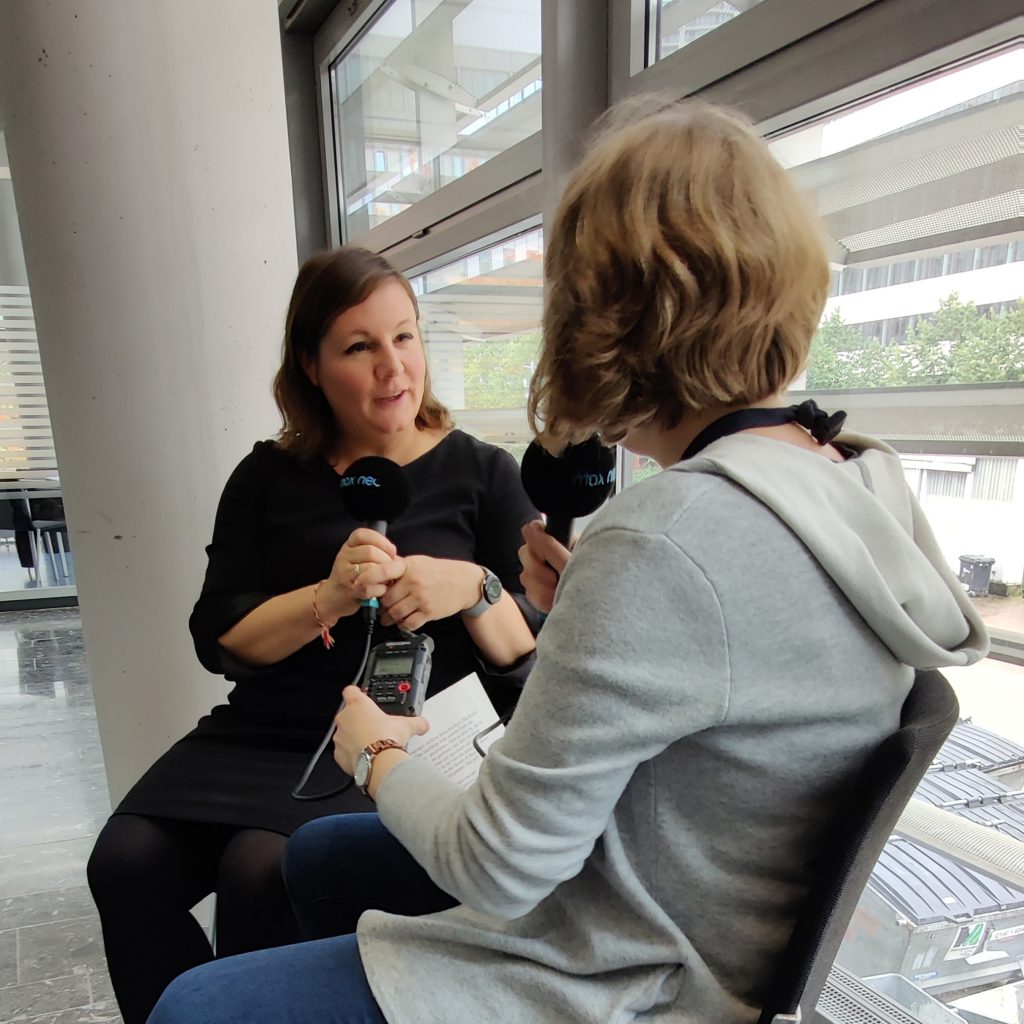 Das Foto zeigt Antje Kapek und Lena Schnelle auf der Frankfurter Buchmesse.