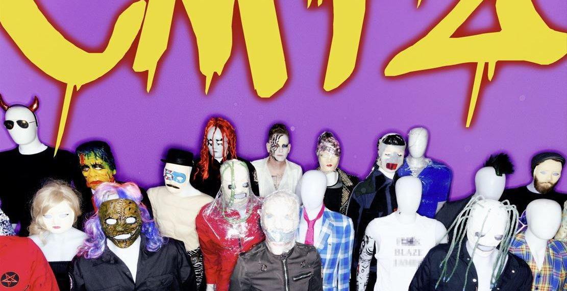 Das Albumcover "CMF2" von Corey Taylor ist lila. Auf dem Bild sind verschiedene Puppen zu sehen, die in einer Menge stehen. Darüber steht der Albumname in Graffiti.