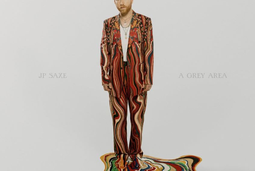 Das Albumcover "A Gray Area" von JP Saxe zeigt den Sänger in einem bunten Anzug.