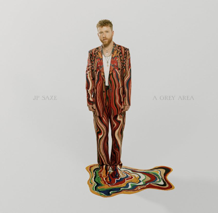 Das Albumcover "A Gray Area" von JP Saxe zeigt den Sänger in einem bunten Anzug.