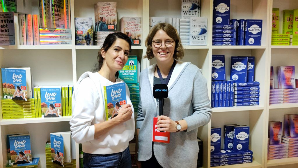 Das Foto zeigt Linda Zervakis und Lena Schnelle auf der Frankfurter Buchmesse.