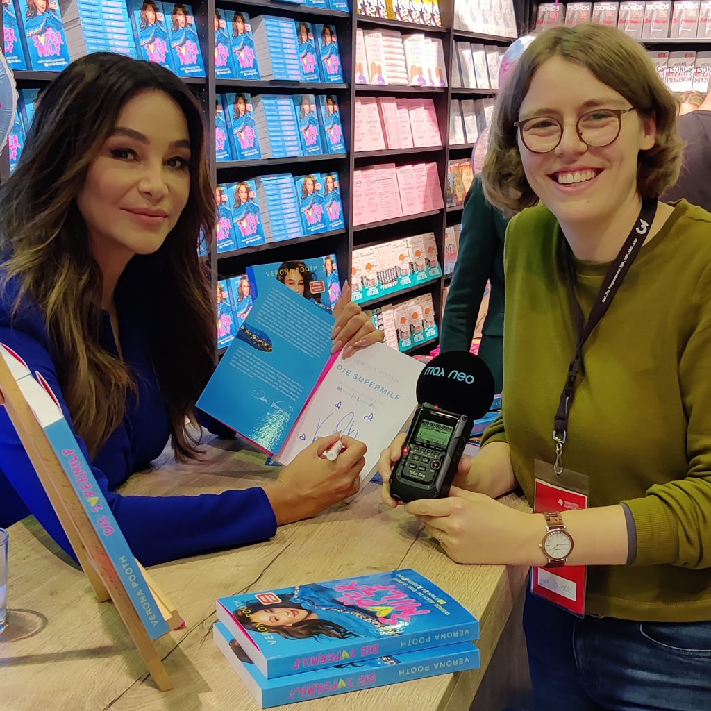 Das Foto zeigt Verona Pooth und Lena Schnelle auf der Frankfurter Buchmesse.