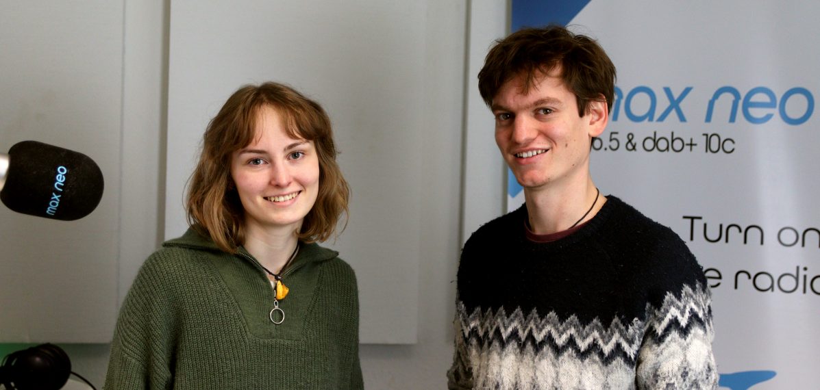 Das Foto zeigt Rahel Behnisch und Yannik Ambrusits im Studio von max neo.