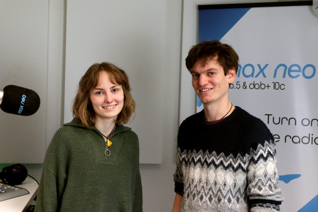 Das Foto zeigt Rahel Behnisch und Yannik Ambrusits im Studio von max neo.