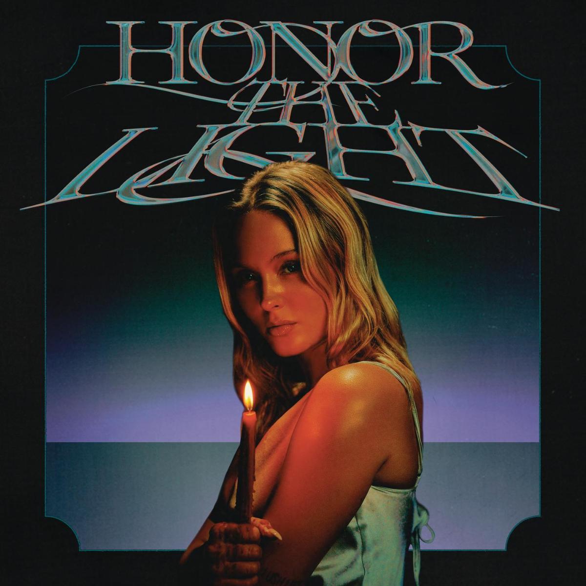 Das Albumcover "Honor The Light" von Zara Larsson zeigt die Musikerin im Porträt mit einer Kerze in der Hand.