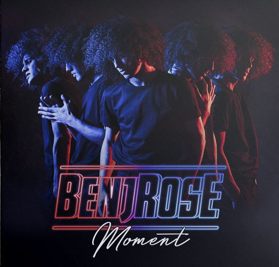 Das Bild zeigt das Albumcover "Moment" von BenjRose. Darauf ist der Leadsänger Benjamin Rose in fünf verschiedenen Posen zu sehen.