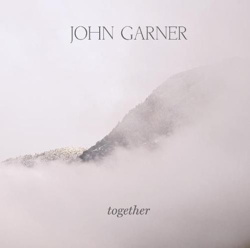 Das Albumcover "Together" von John Garner zeigt einen schneebedeckten Berg, der in Nebel verhüllt ist.