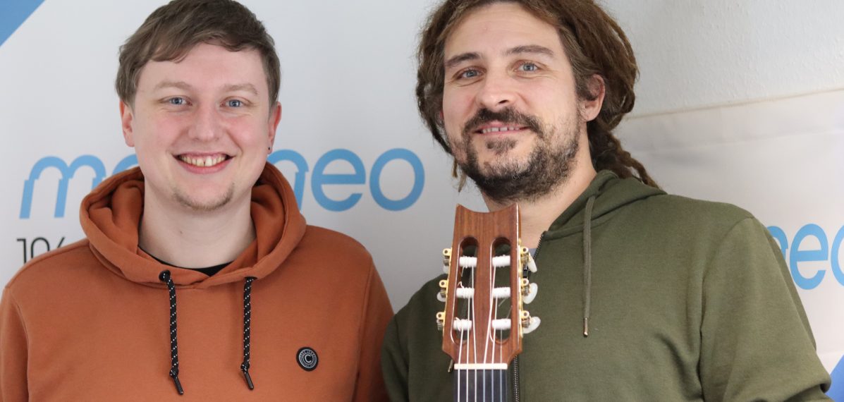 Das Foto zeigt Moderator Moritz Bayer mit Comedian Mago Masin im Studio von max neo.