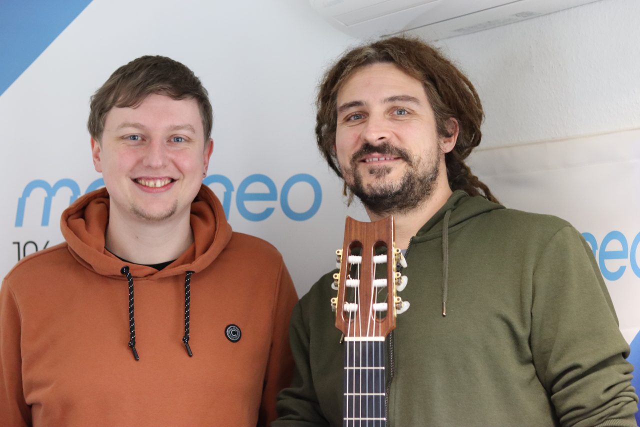 Das Foto zeigt Moderator Moritz Bayer mit Comedian Mago Masin im Studio von max neo.