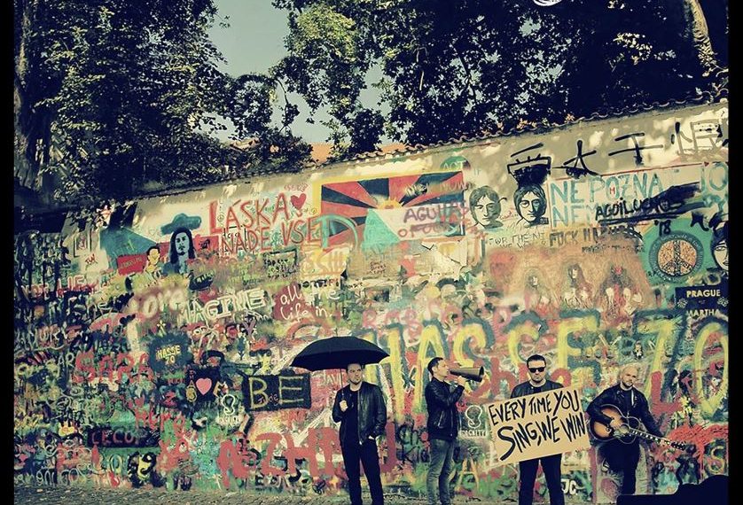 Das Albumcover "If This Wall Could Sing" von Atomic zeigt die Band vor der John-Lennon-Mauer in Prag.