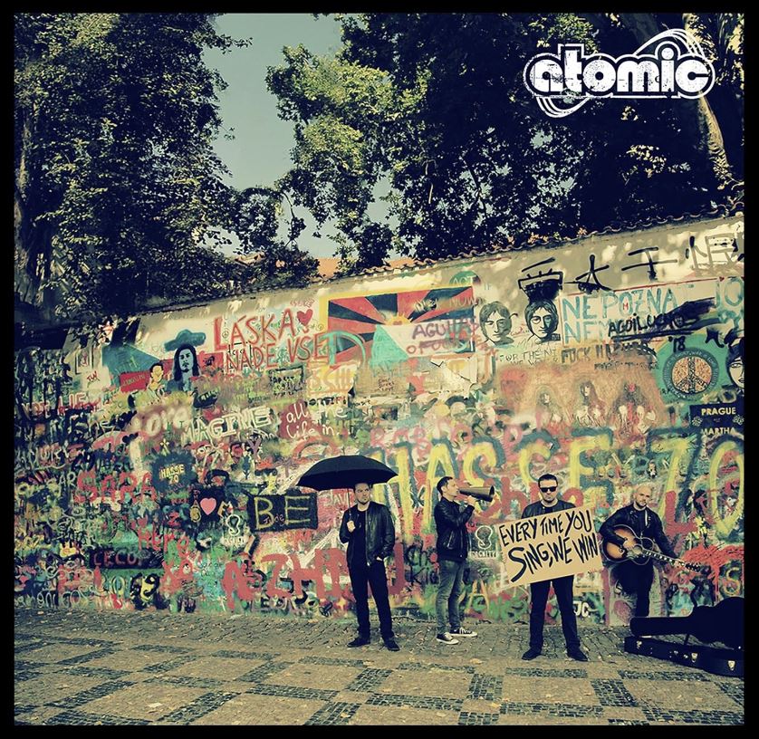 Das Albumcover "If This Wall Could Sing" von Atomic zeigt die Band vor der John-Lennon-Mauer in Prag.