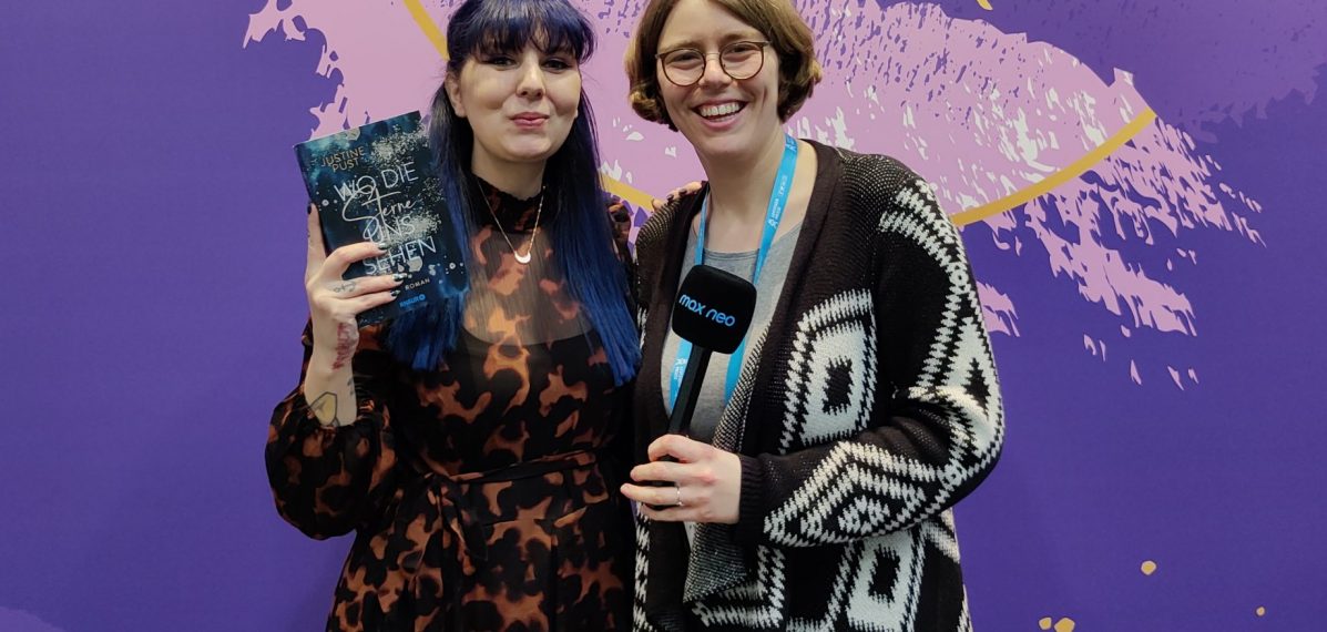 Das Foto zeigt die Autorin Justine Pust mit max neo Moderatorin Lena Schnelle auf der Leipziger Buchmesse.