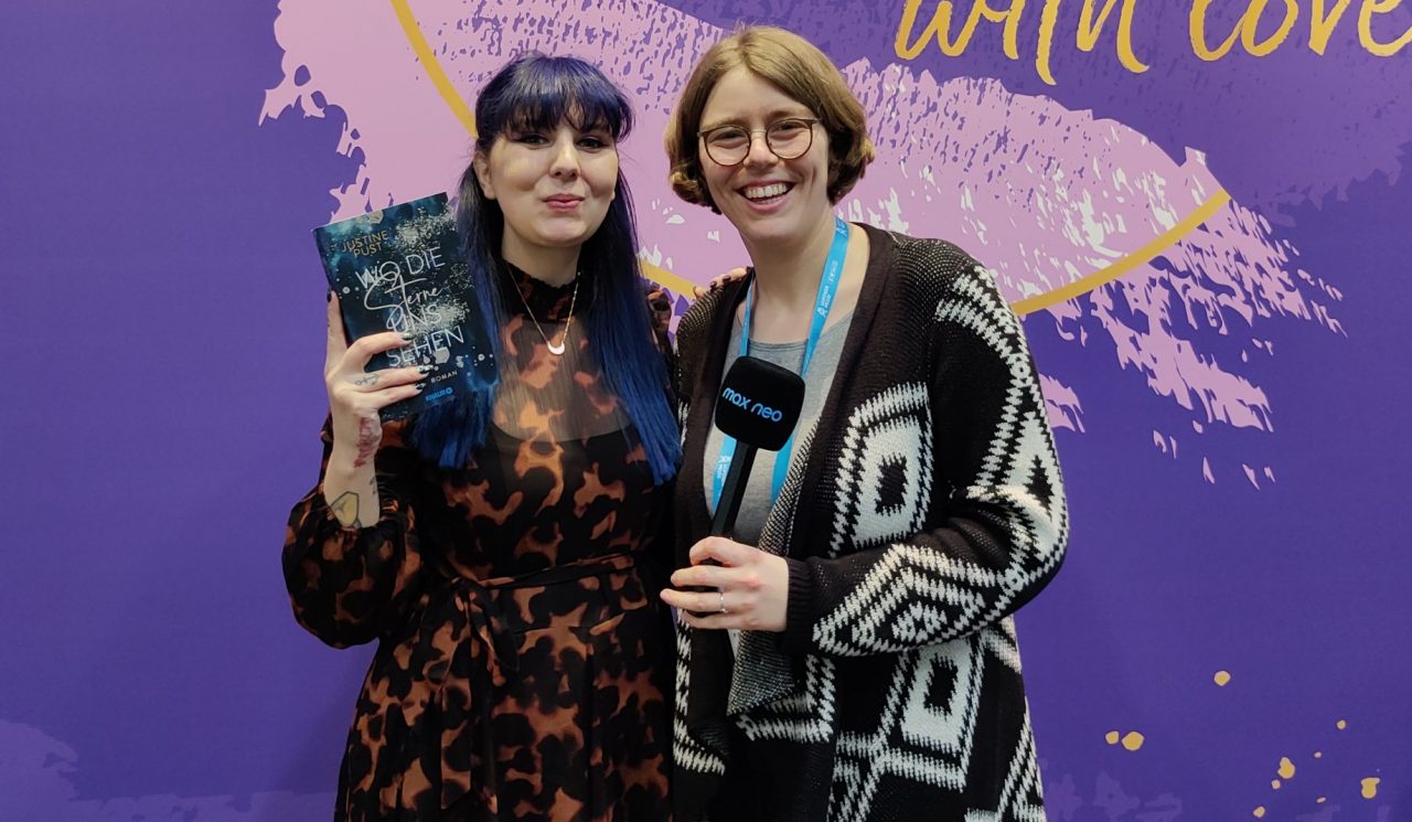 Das Foto zeigt die Autorin Justine Pust mit max neo Moderatorin Lena Schnelle auf der Leipziger Buchmesse.