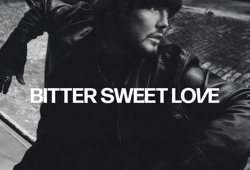 Das Albumcover "Bitter Sweet Love" von James Arthur zeigt den Musiker auf der Straße. Das Foto ist schwarz-weiß.
