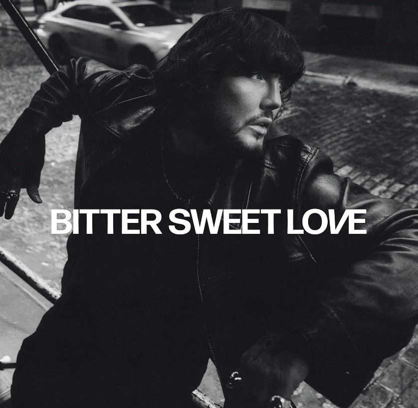 Das Albumcover "Bitter Sweet Love" von James Arthur zeigt den Musiker auf der Straße. Das Foto ist schwarz-weiß.