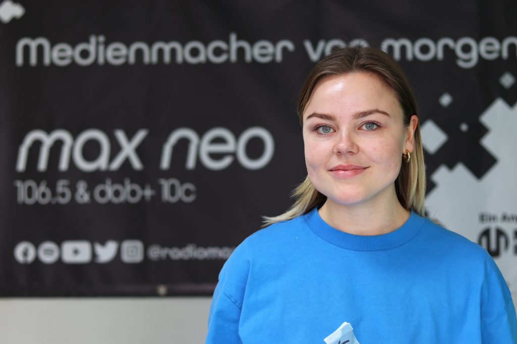 Das Foto zeigt Luisa Dickmänken im Porträt vor dem max neo Banner.