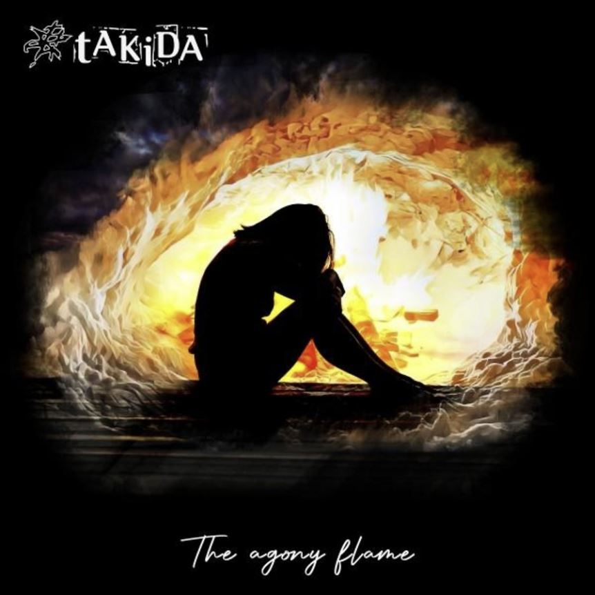 Das Albumcover "The Agony Flame" von Takida ist schwarz. In der Mitte ist eine Höhle mit einem Feuer zu sehen. Vor dem Lagerfeuer sitzt eine Frau, die den Kopf auf ihre Knie gelegt hat.