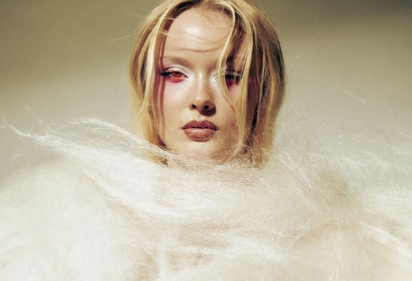 Das Albumcover "Venus" von Zara Larsson zeigt die Sängerin im Porträt. Ihr Kopf ragt aus einem Wollhaufen heraus.