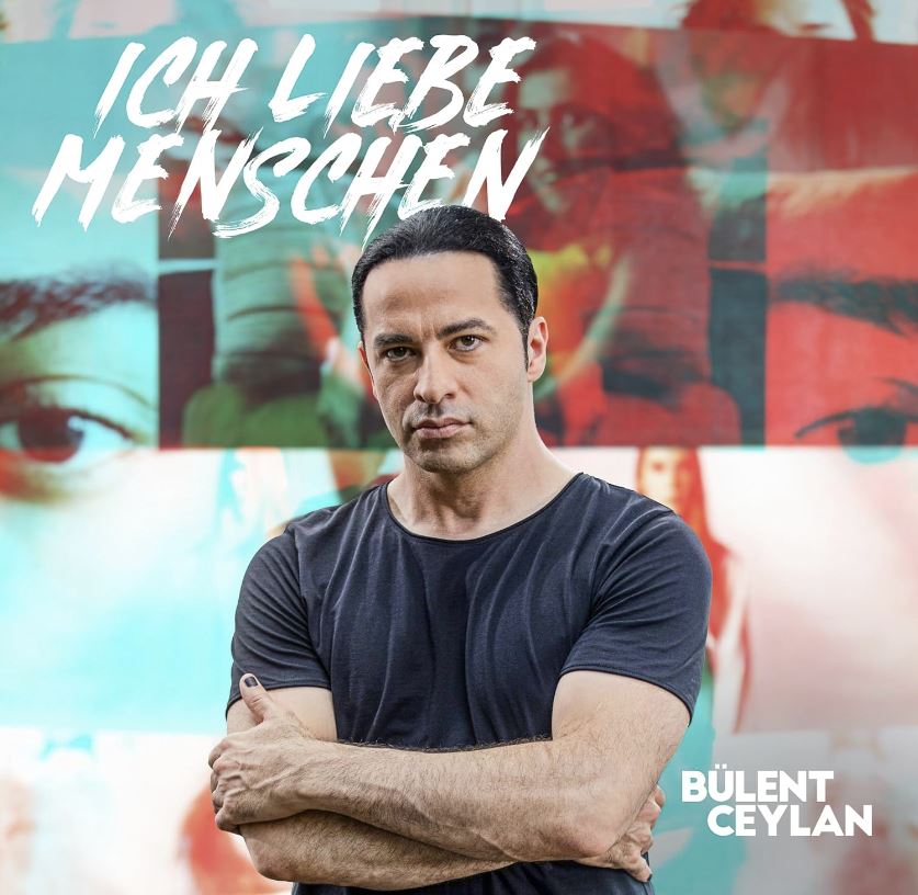 Das Albumcover "Ich liebe Menschen" von Bülent Ceylan zeigt den Musiker im Porträt.