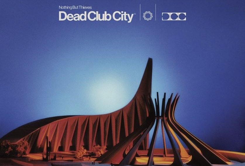 Das Albumcover "Dead Club City" von Nothing But Thieves zeigt das Modell eines abstrakten Gebäudes. Der Hintergrund ist blau.