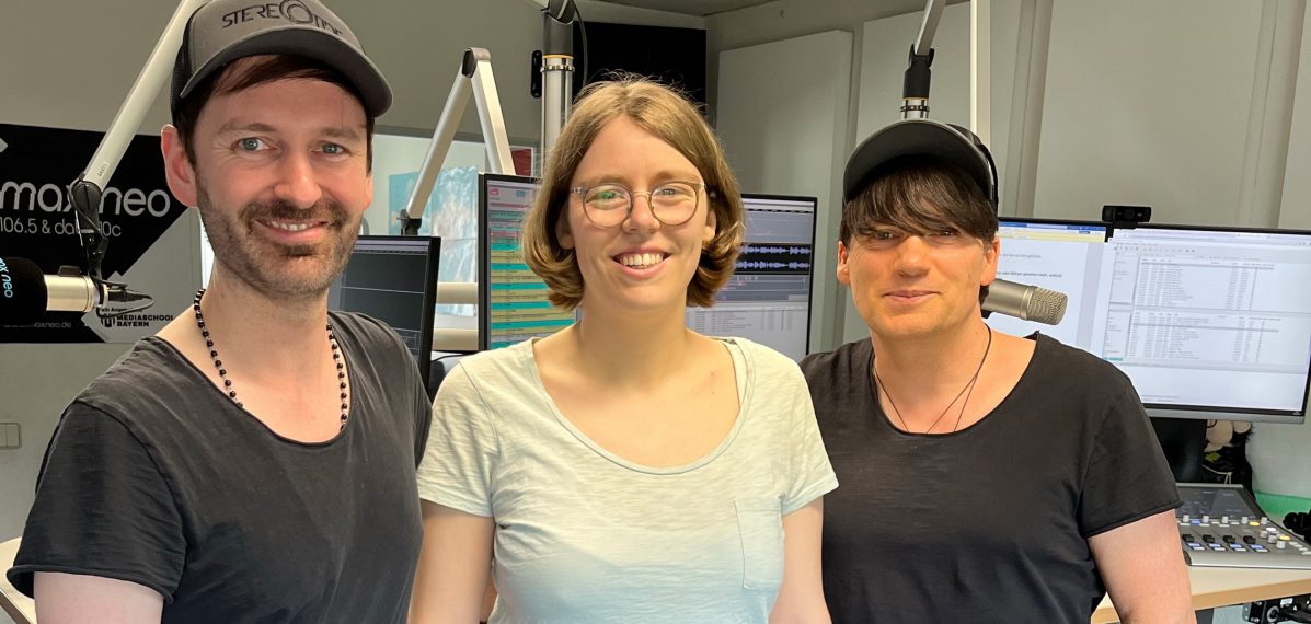 Das Foto zeigt Chris und Stephan von Stereotide mit Moderatorin Lena im Sendestudio.