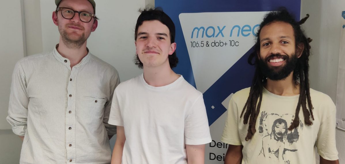 Das Foto zeigt die zweiköpfige Band Zweifel und Caecilia mit max neo Moderator Silas Urban.
