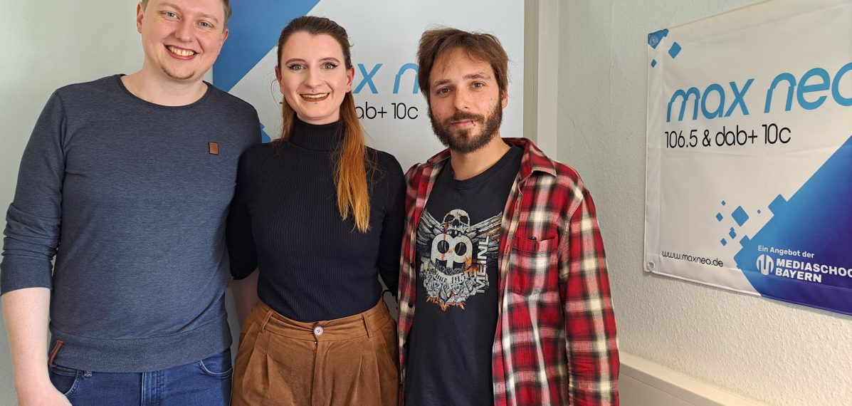 Das Foto zeigt Laura und Patrick von Of Men And Deer mit Moderator Moritz Bayer im max neo Sendestudio.