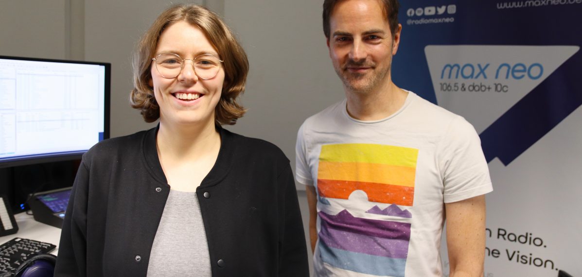 Das Foto zeigt Bassist Haui von La-Boum und Moderatorin Lena im Studio.