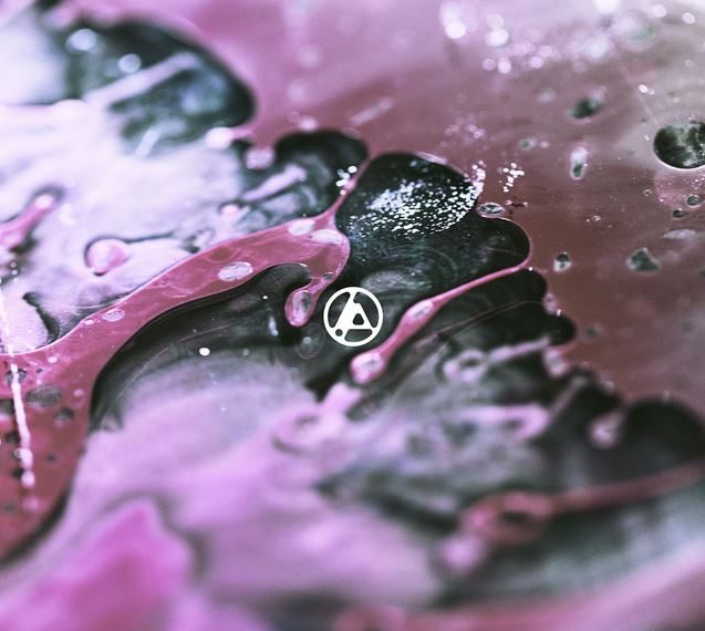Das Albumcover "From Zero" von Linkin Park ist in den Farben pink und schwarz gehalten. Ein genaues Motiv ist nicht erkennbar.