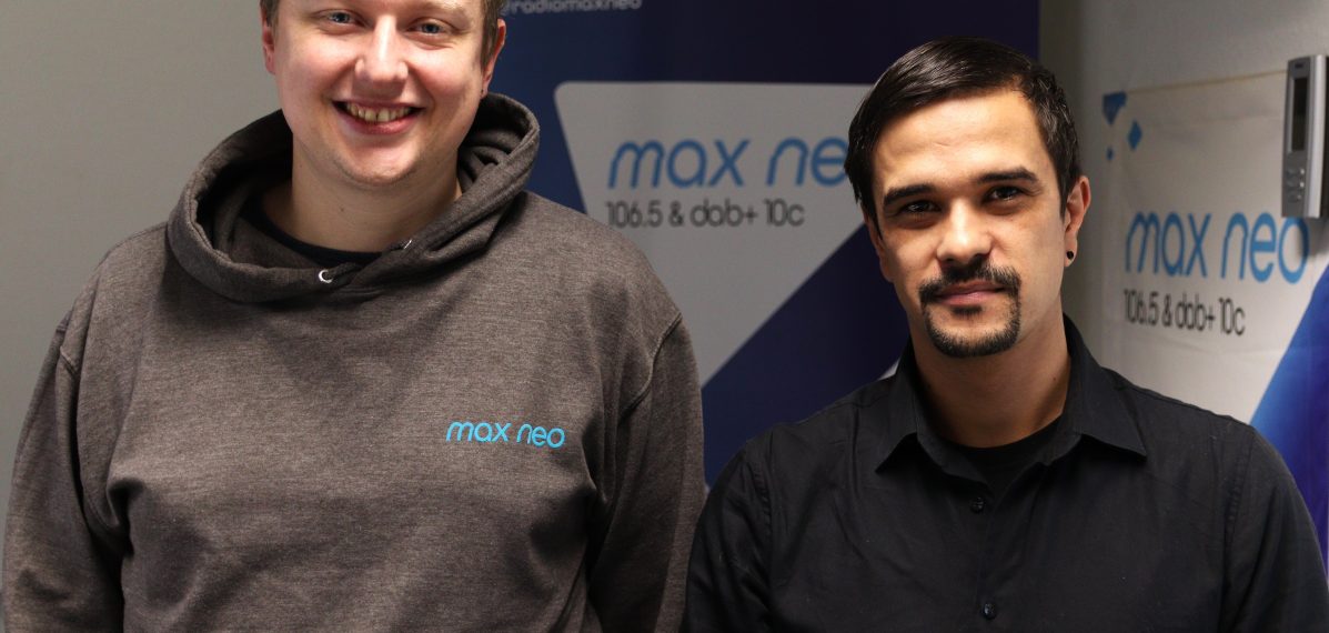 Das Foto zeigt DJ Milan Milano und Moderator Moritz im max neo Studio.
