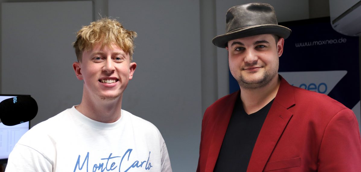 Das Foto zeigt Klinikel-Musiker Adrian Kontri und Moderator Tobi im max neo Studio.