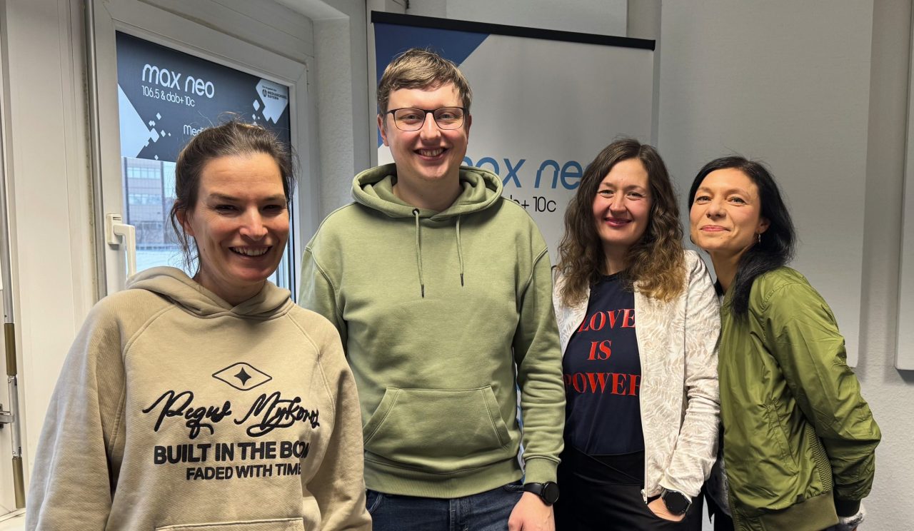 Das Foto zeigt die Musikerinnen Esther, Franzi und Christina von der Band Klar & Herrlich und Moderator Moritz im max neo Studio.