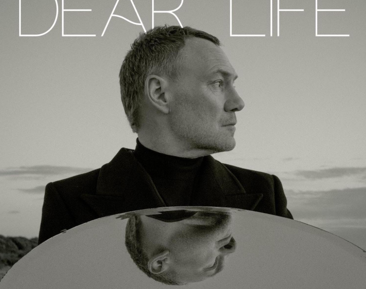 Das Albumcover "Dear Life" von David Gray zeigt den Musiker im Porträt, wie er zur Seite schaut.