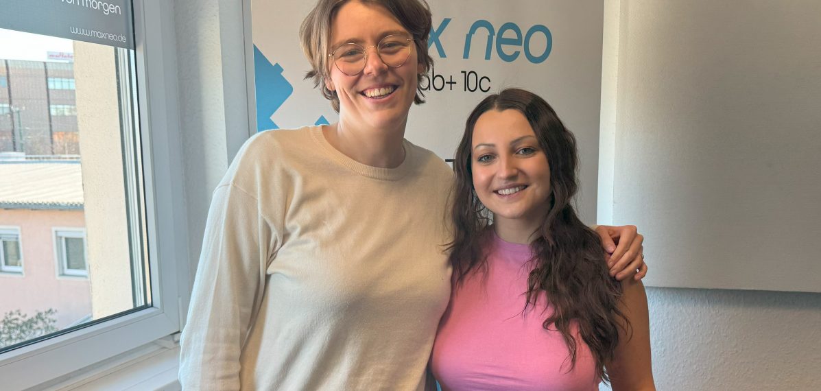 Moderatorin Lena Schnelle und Musikerin Jen Kova stehen nebeneinander im max neo Studio.