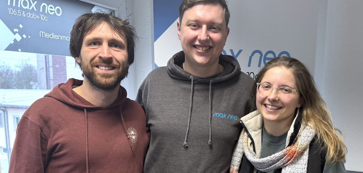 Das Foto zeigt die Band Nobutthefrog und Moderator Moritz im max neo Studio.