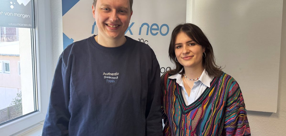 Das Foto zeigt die Musikerin Vronsy und Moderator Moritz im max neo Studio.