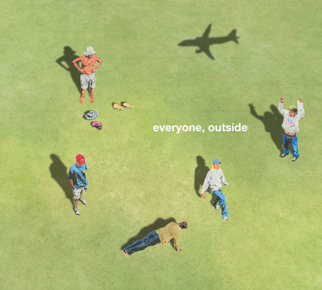Das Albumcover "everyone, outside" von Cassia zeigt eine Wiese aus der Vogelperspektive. Fünf Menschen machen verschiedene Sportübungen.