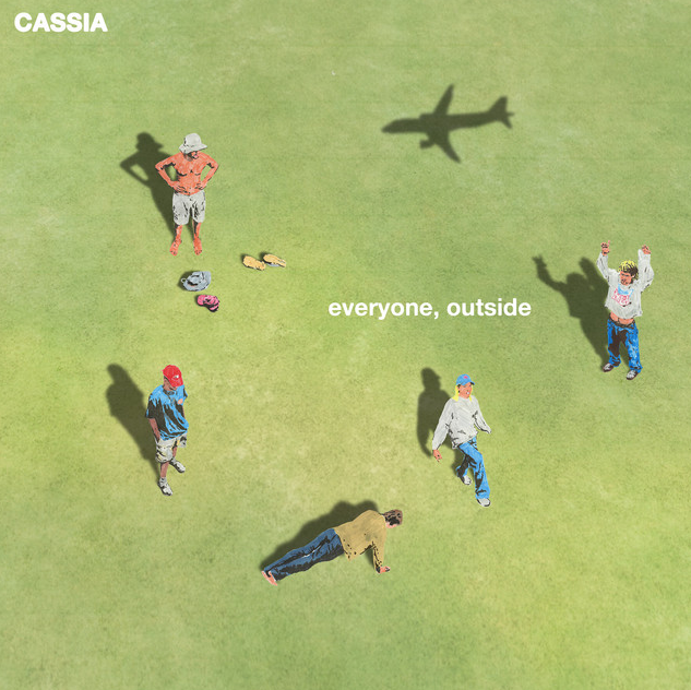 Das Albumcover "everyone, outside" von Cassia zeigt eine Wiese aus der Vogelperspektive. Fünf Menschen machen verschiedene Sportübungen.