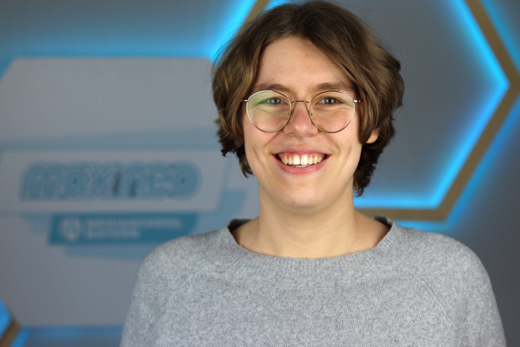 Das Foto zeigt Lena Schnelle im Porträt.