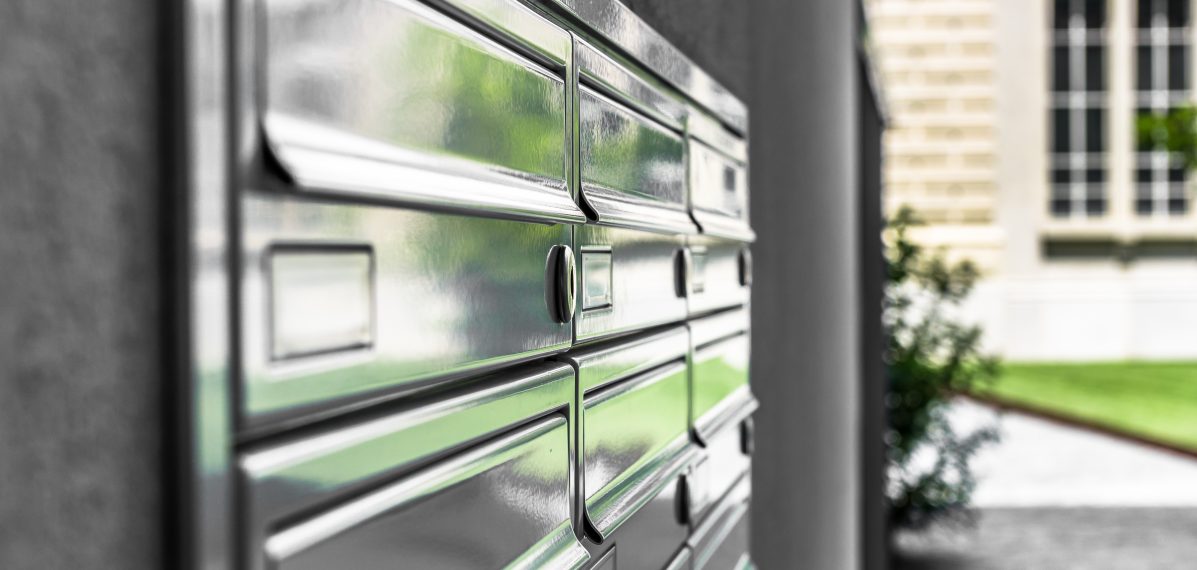 Nahaufnahme von Briefkaästen an einem Mehrfamilenhaus