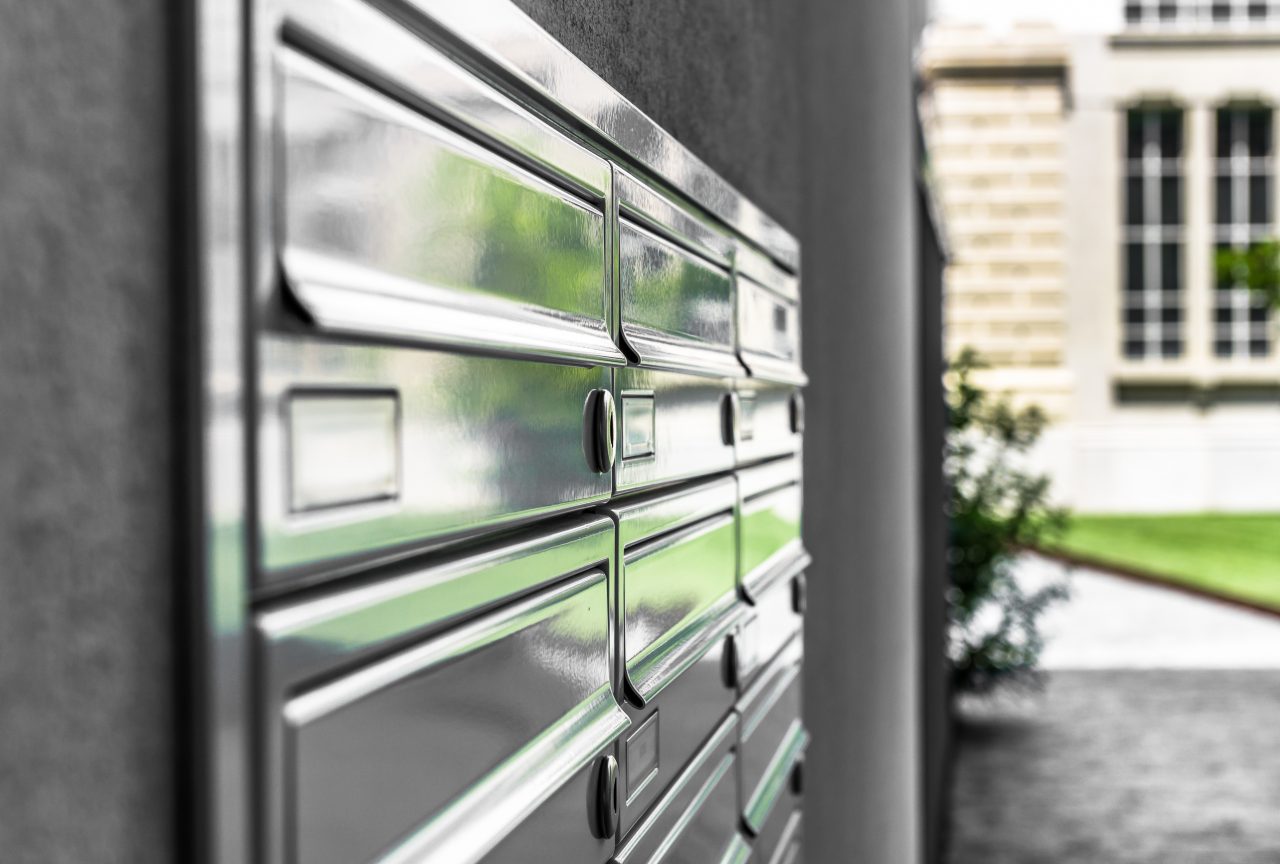 Nahaufnahme von Briefkaästen an einem Mehrfamilenhaus