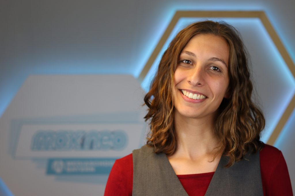 Das Foto zeigt Linda Wittl im Porträt vor dem max neo Banner.