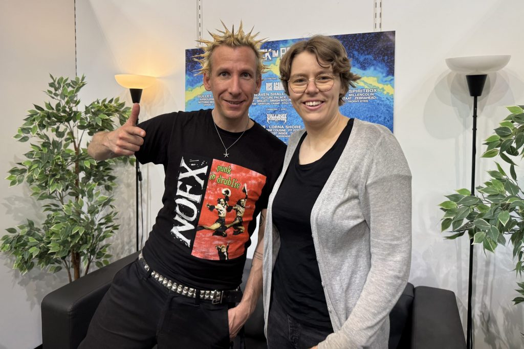 Das Foto zeigt Moderatorin Lena mit Joshi von der Band ZSK.
