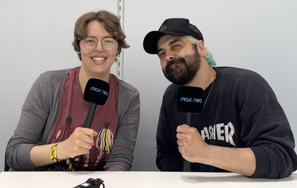 Das Foto zeigt Moderatorin Lena mit Rapper und Sänger Ali von der Band Zebrahead.