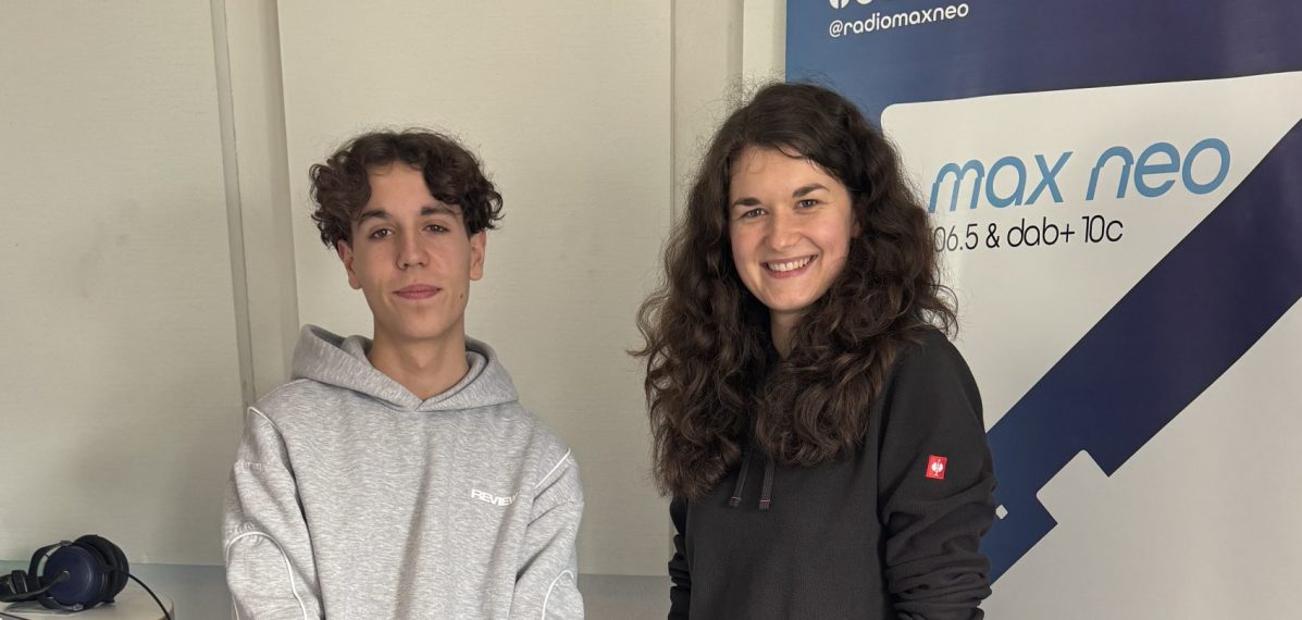 Das Foto zeigt Moderator Hugo mit Musikerin Anna von der Band Skyline Green.