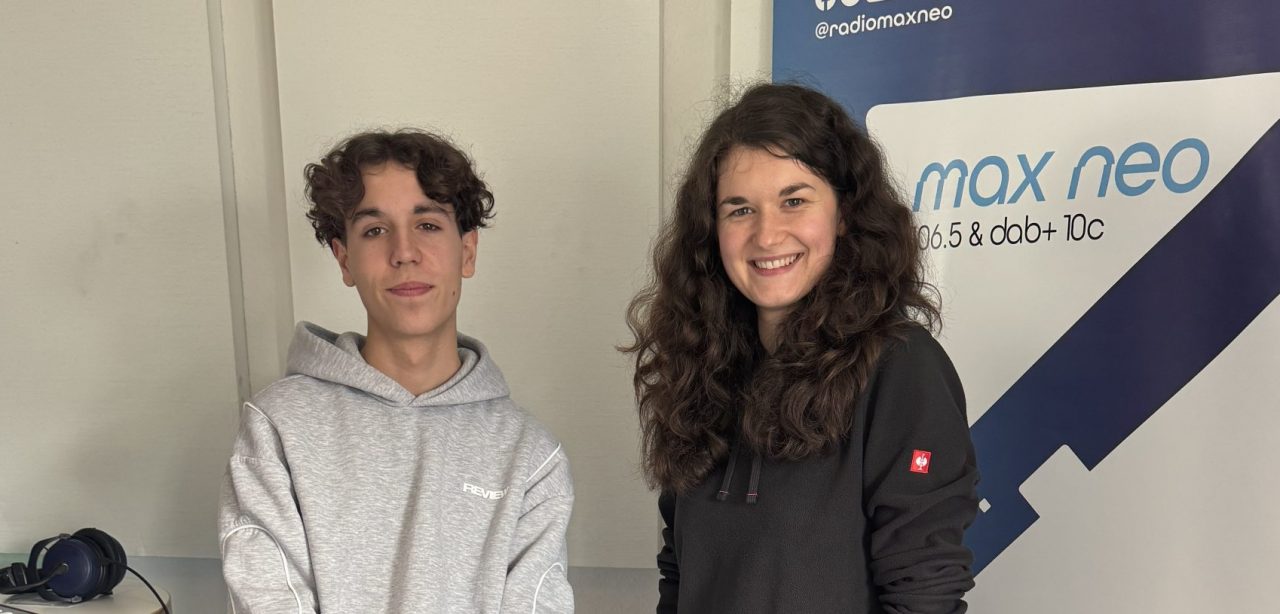 Das Foto zeigt Moderator Hugo mit Musikerin Anna von der Band Skyline Green.